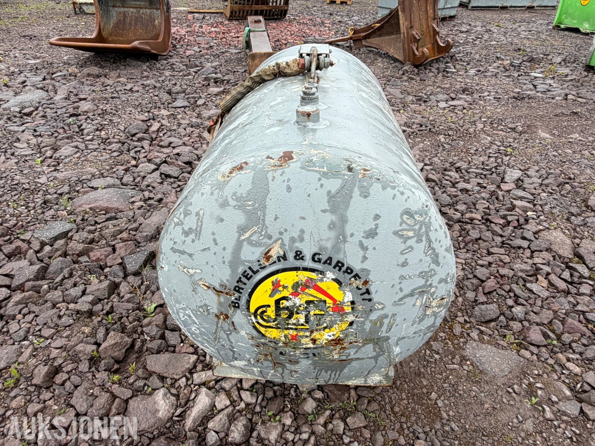 Dieseltank 1000 liter med ca 500 liter diesel