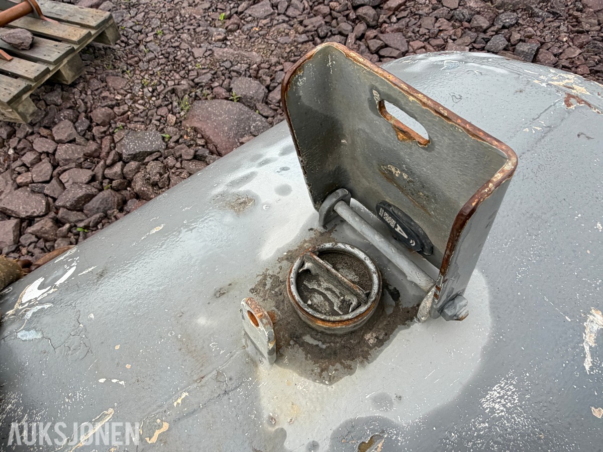 Dieseltank 1000 liter med ca 500 liter diesel