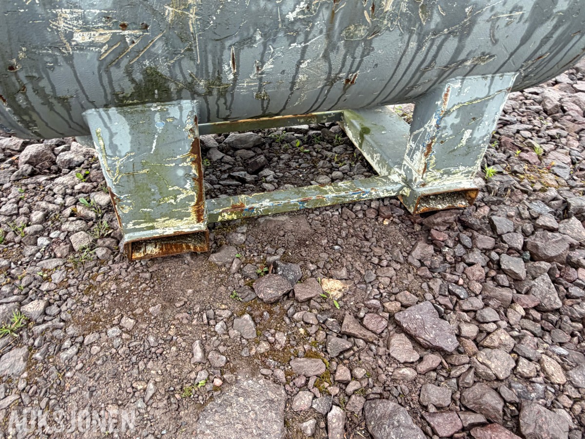 Dieseltank 1000 liter med ca 500 liter diesel