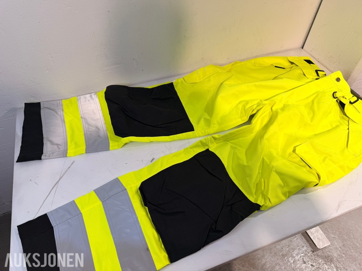 Parti med 58 stk arbeidsbukser – Blåkläder, Bjørnkläder og multinorm varselbukser