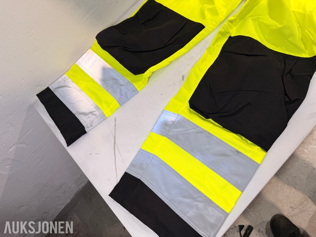 Parti med 58 stk arbeidsbukser – Blåkläder, Bjørnkläder og multinorm varselbukser