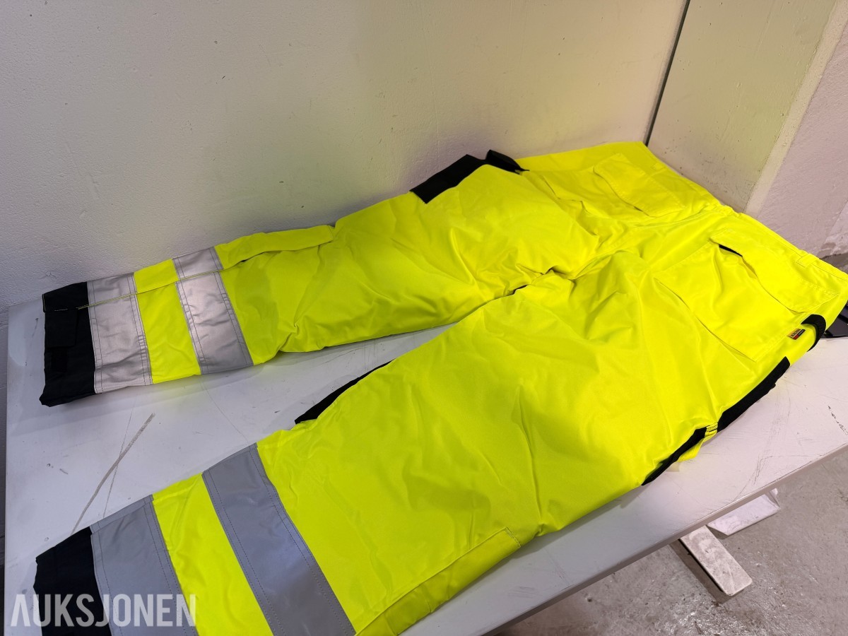 Parti med 58 stk arbeidsbukser – Blåkläder, Bjørnkläder og multinorm varselbukser