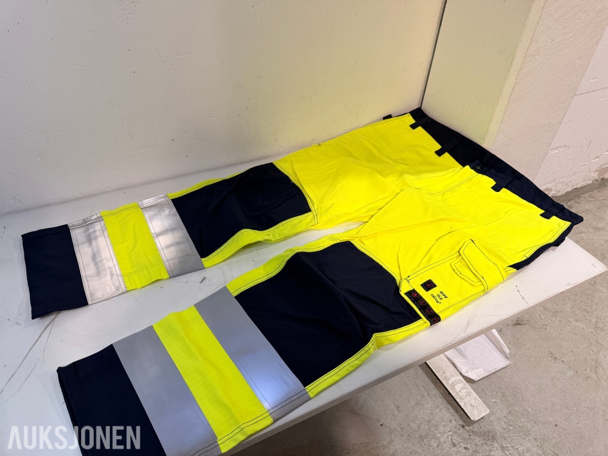 Parti med 58 stk arbeidsbukser – Blåkläder, Bjørnkläder og multinorm varselbukser