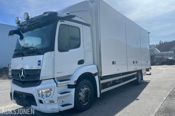 2022 Mercedes-Benz Actros 1830 Cab skap med full sideåpning og 2 t Zepro bakløft