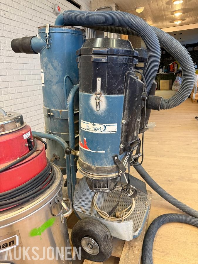 3 x industristøvsugere: Dustcontrol DC3900, DC2500 Twin og Pullman PV300P)