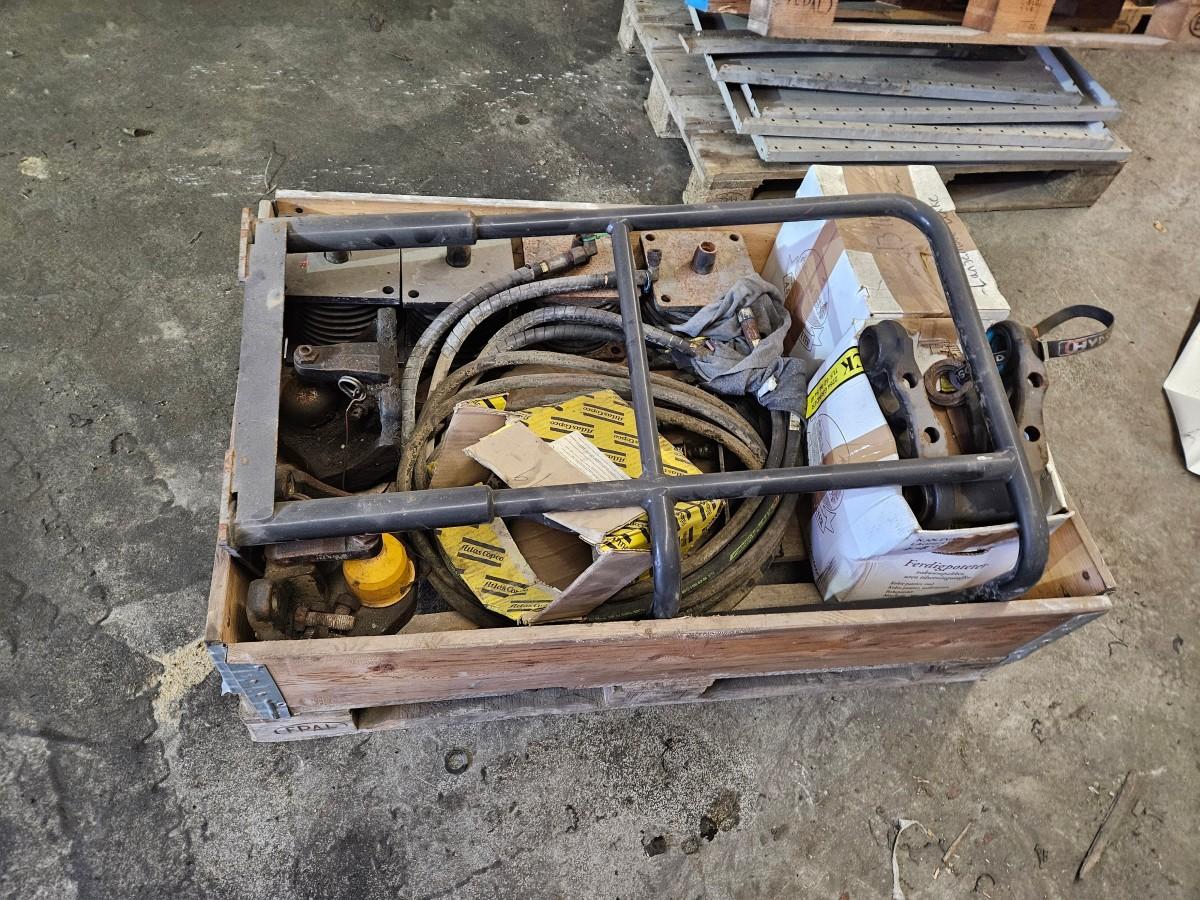 Hydraulikk- og maskindeler – Volvo hengfeste m.m.