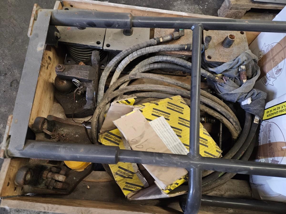 Hydraulikk- og maskindeler – Volvo hengfeste m.m.