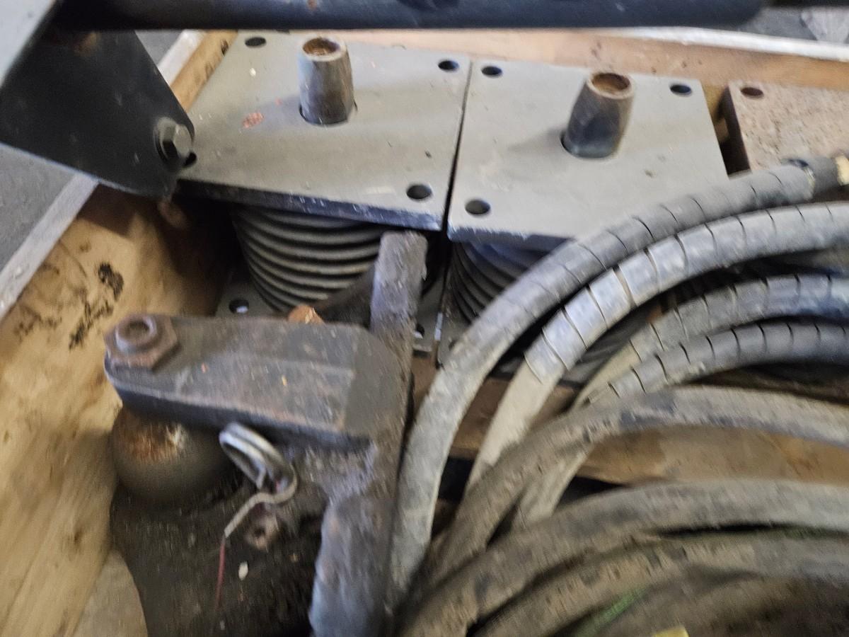 Hydraulikk- og maskindeler – Volvo hengfeste m.m.