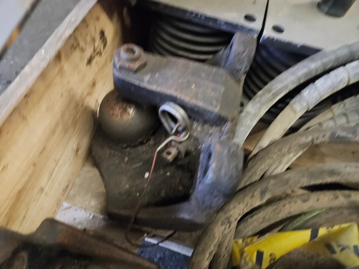 Hydraulikk- og maskindeler – Volvo hengfeste m.m.