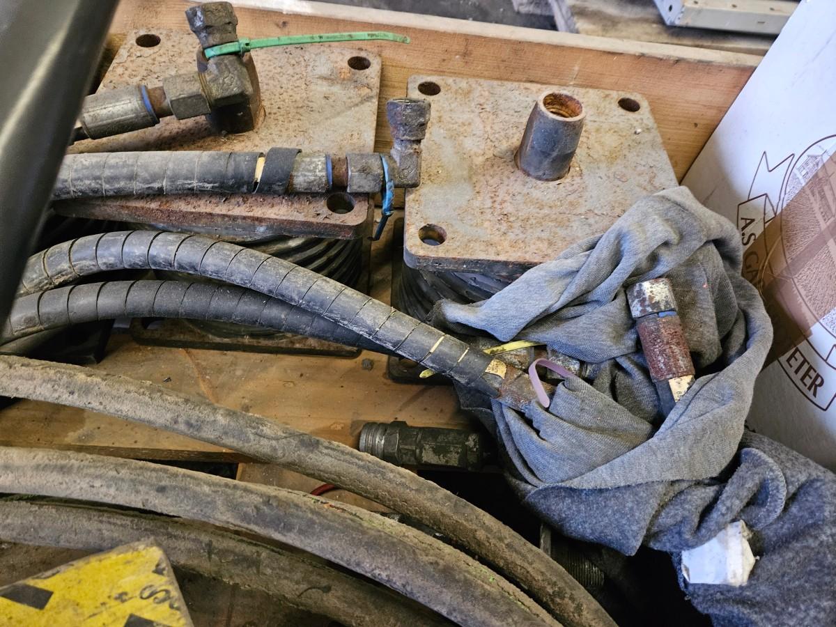 Hydraulikk- og maskindeler – Volvo hengfeste m.m.