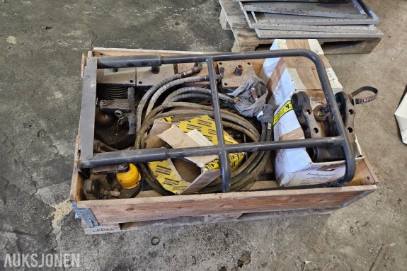 Hydraulikk- og maskindeler – Volvo hengfeste m.m.