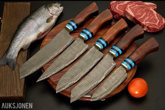Håndlaget kjøkkenknivsett - 5 kniver med lærmappe Håndtak Asketre og turquoise