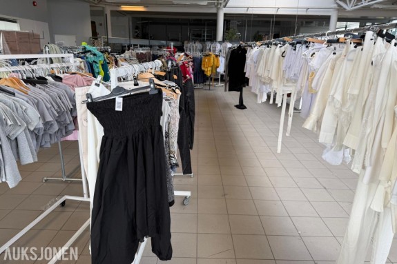 Stor parti med div nye klær Ca 2500 nye plagg