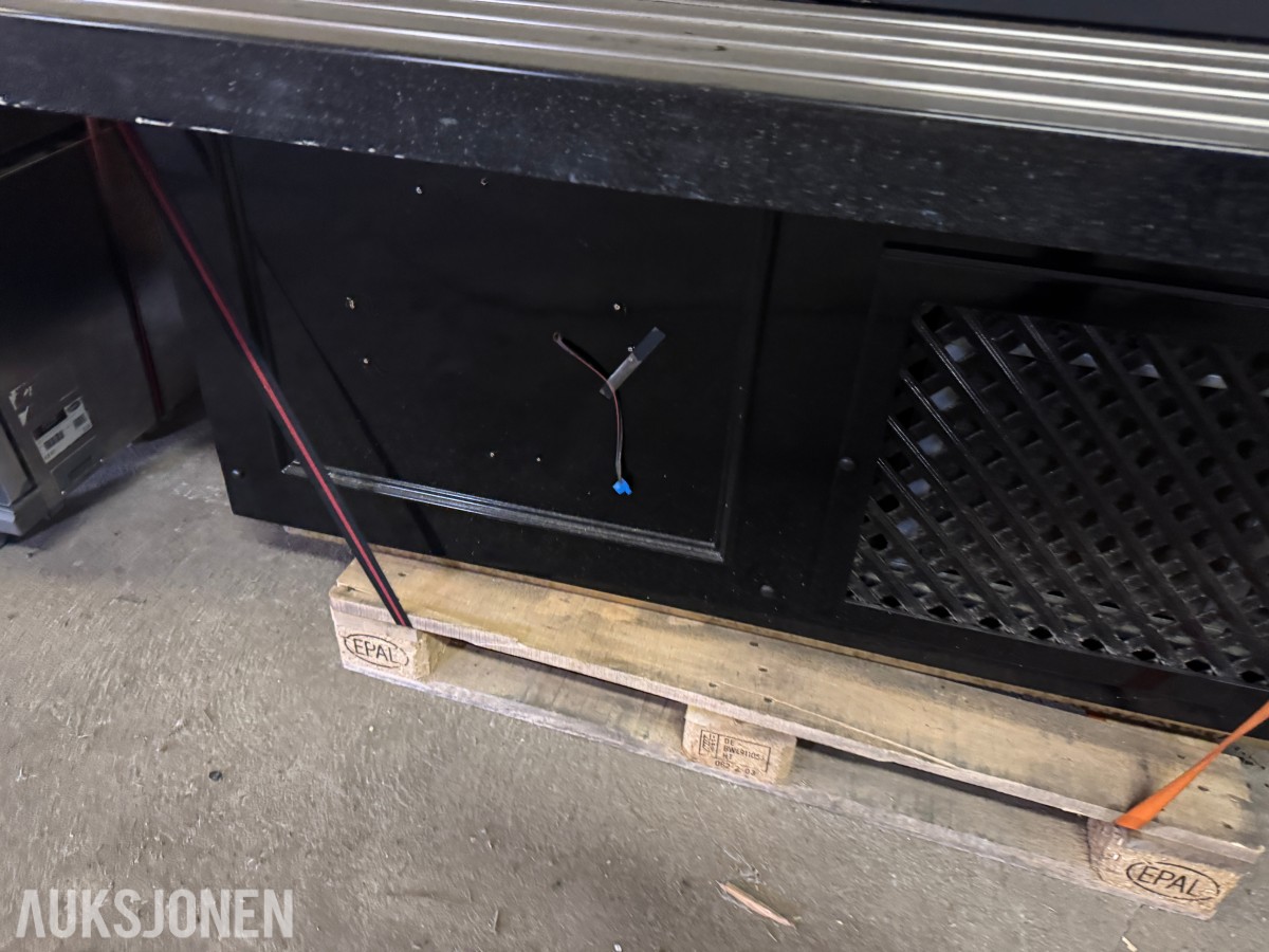 Komplett serveringsdisk / butikkinnredning selges med ovner og oppvaskmaskin
