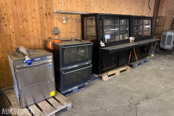 Komplett serveringsdisk / butikkinnredning selges med ovner og oppvaskmaskin