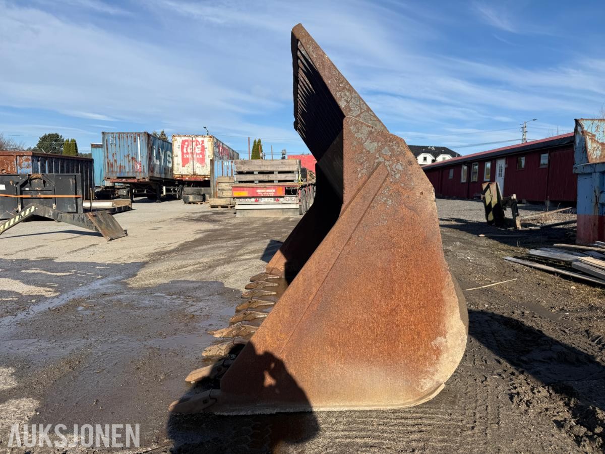 Gjerstad hjullasterskuff.