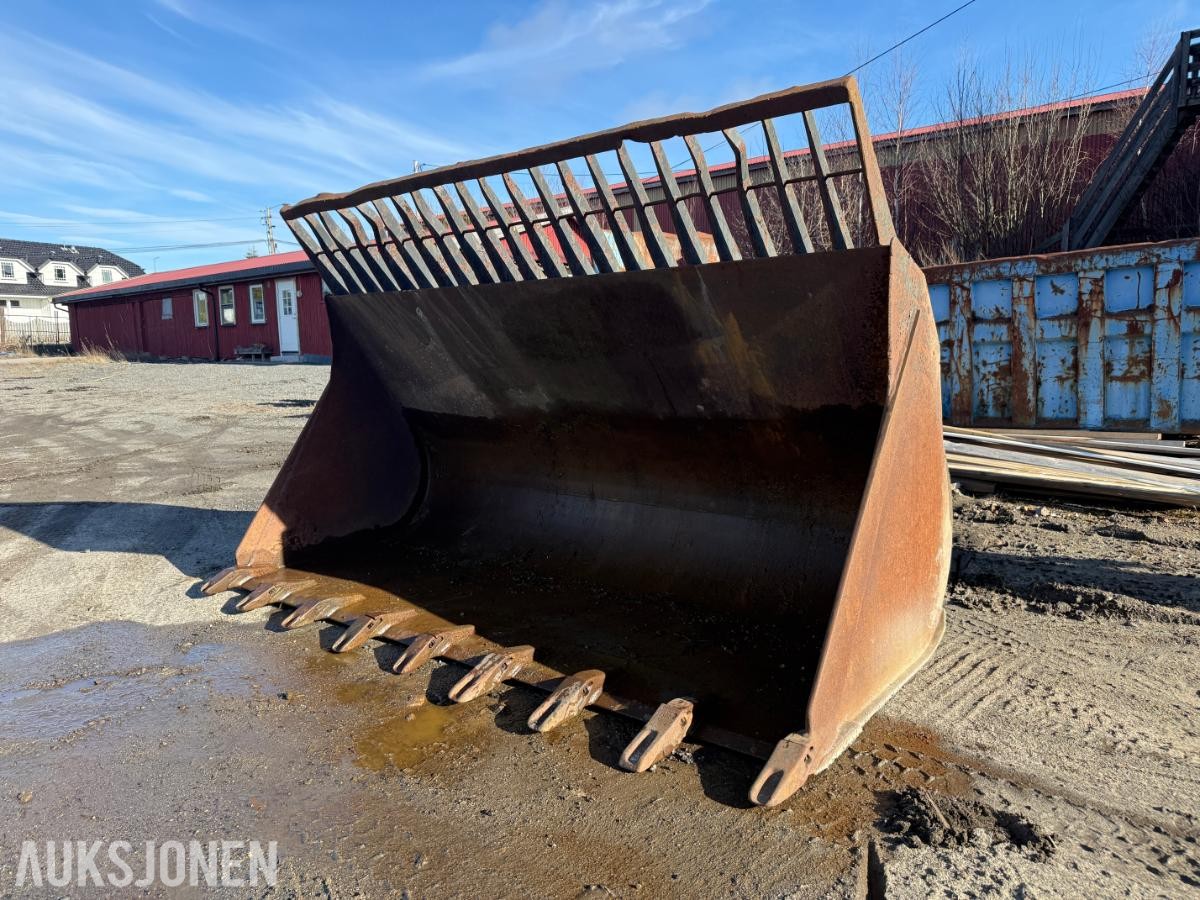 Gjerstad hjullasterskuff.