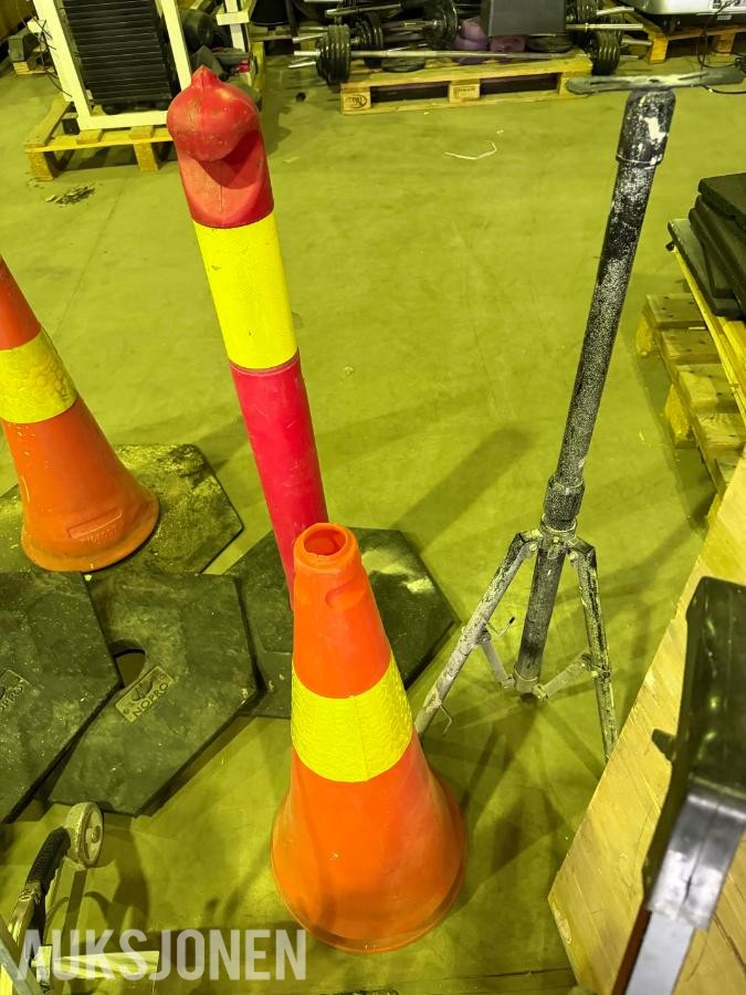 Diverse byggverktøy: oppmerkingsutstyr, anleggsutstyr, gipsverktøy, med mer