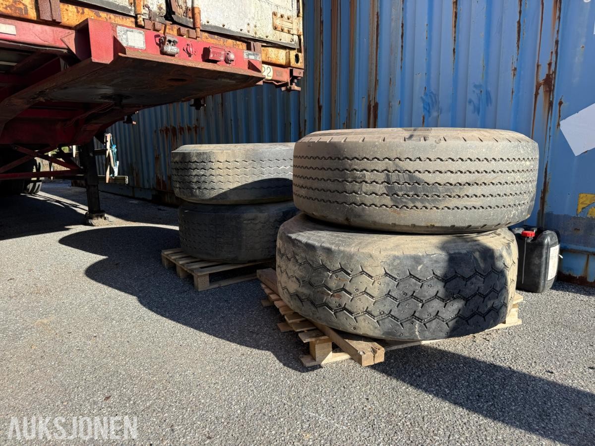 4 stk. continental lastebildekk m/midtmontert felg.