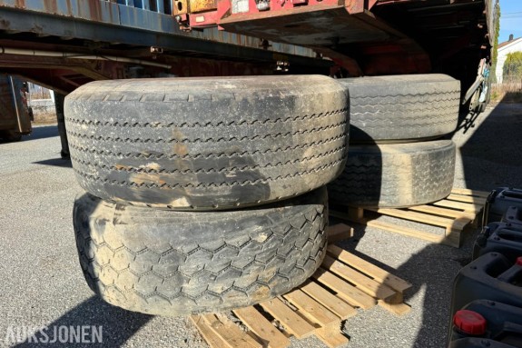 4 stk. continental lastebildekk m/midtmontert felg.