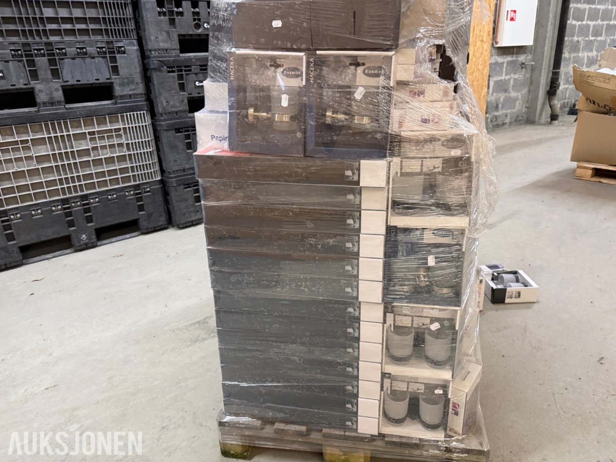 Pall med masse baderomsutstyr