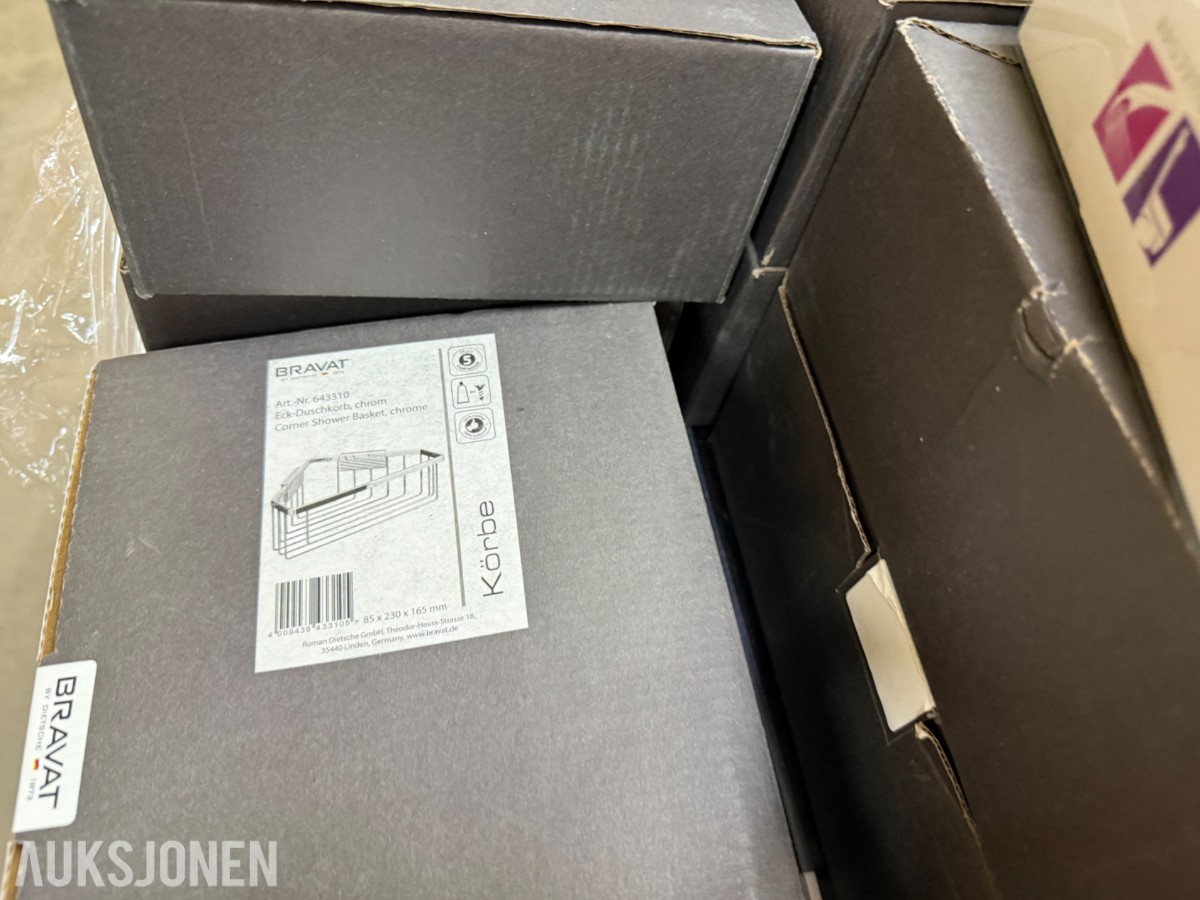 Pall med masse baderomsutstyr