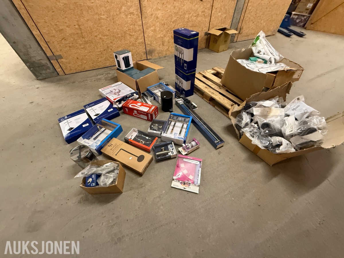 Pall med baderomsutstyr i original emballasje