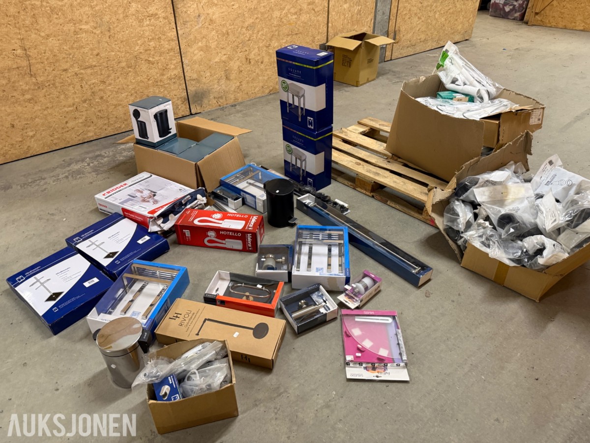 Pall med baderomsutstyr i original emballasje