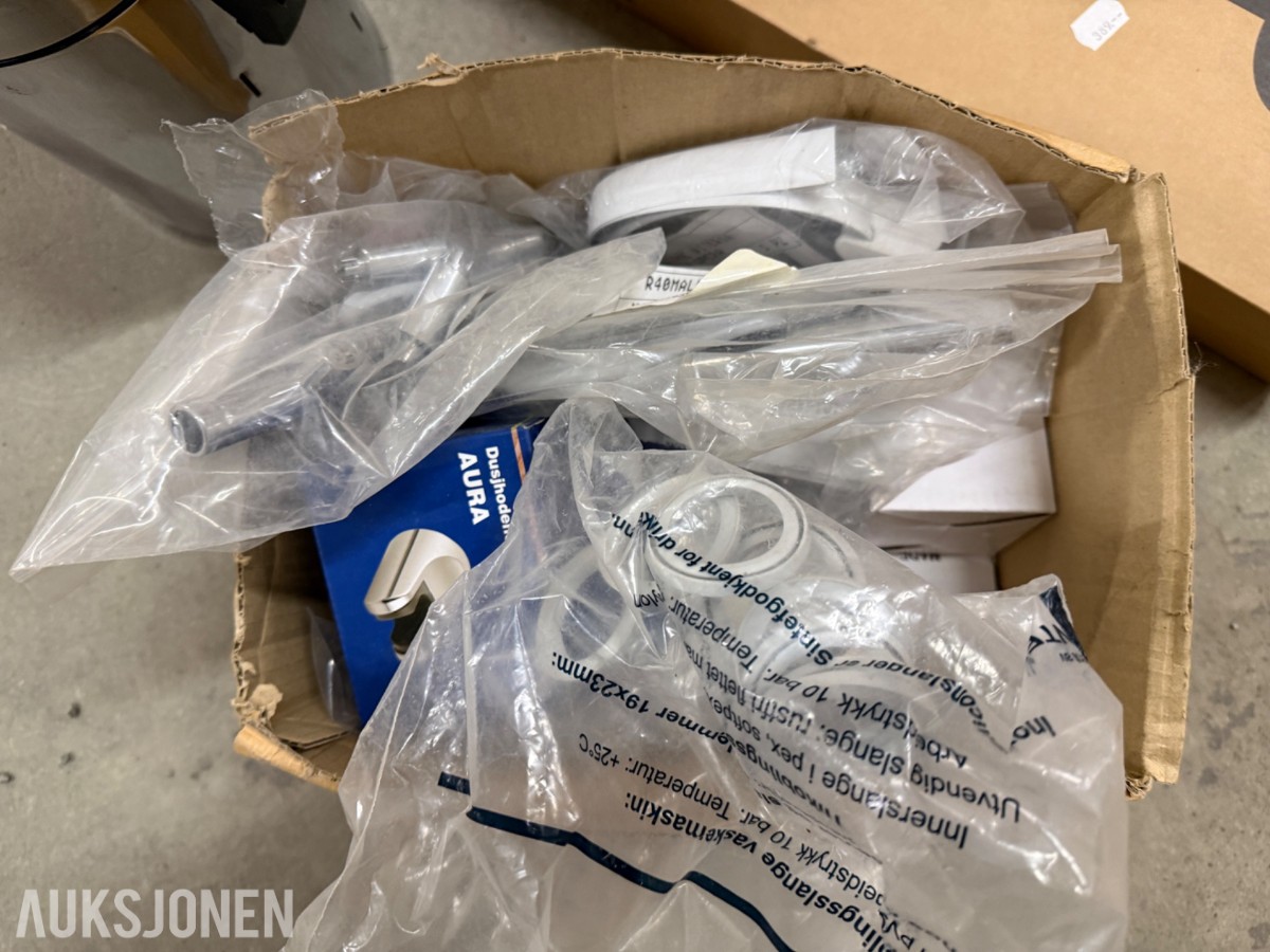 Pall med baderomsutstyr i original emballasje