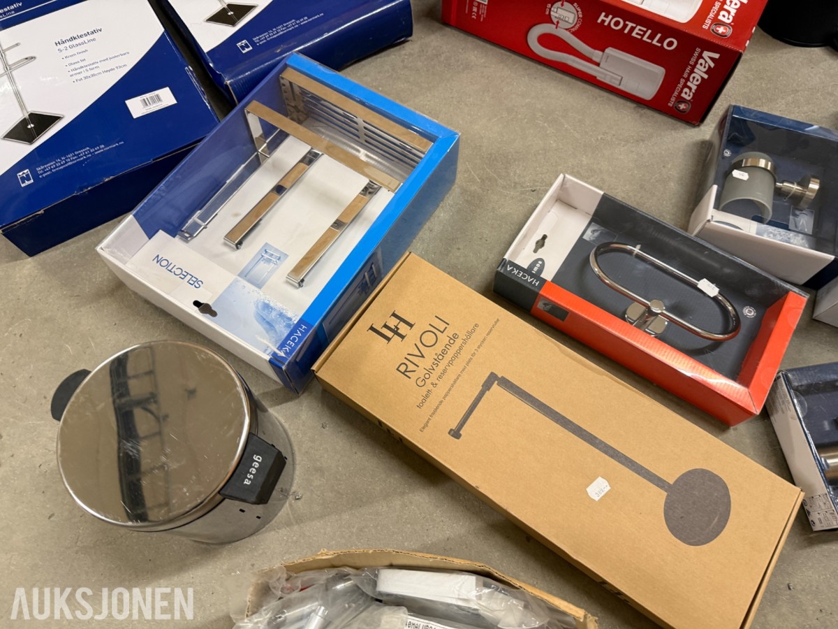 Pall med baderomsutstyr i original emballasje