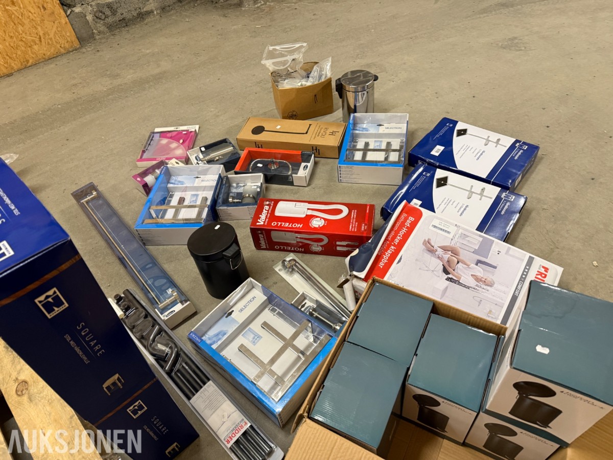 Pall med baderomsutstyr i original emballasje