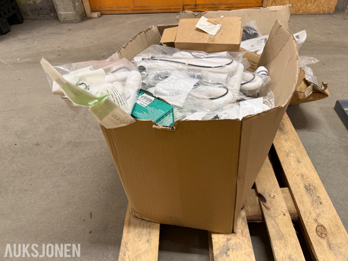 Pall med baderomsutstyr i original emballasje
