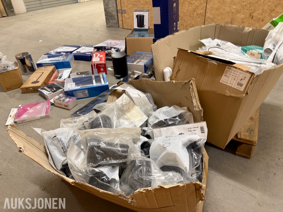 Pall med baderomsutstyr i original emballasje