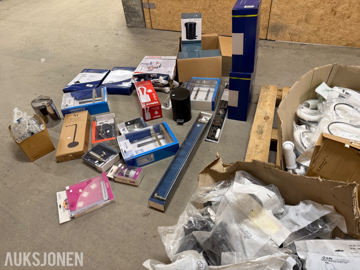 Pall med baderomsutstyr i original emballasje