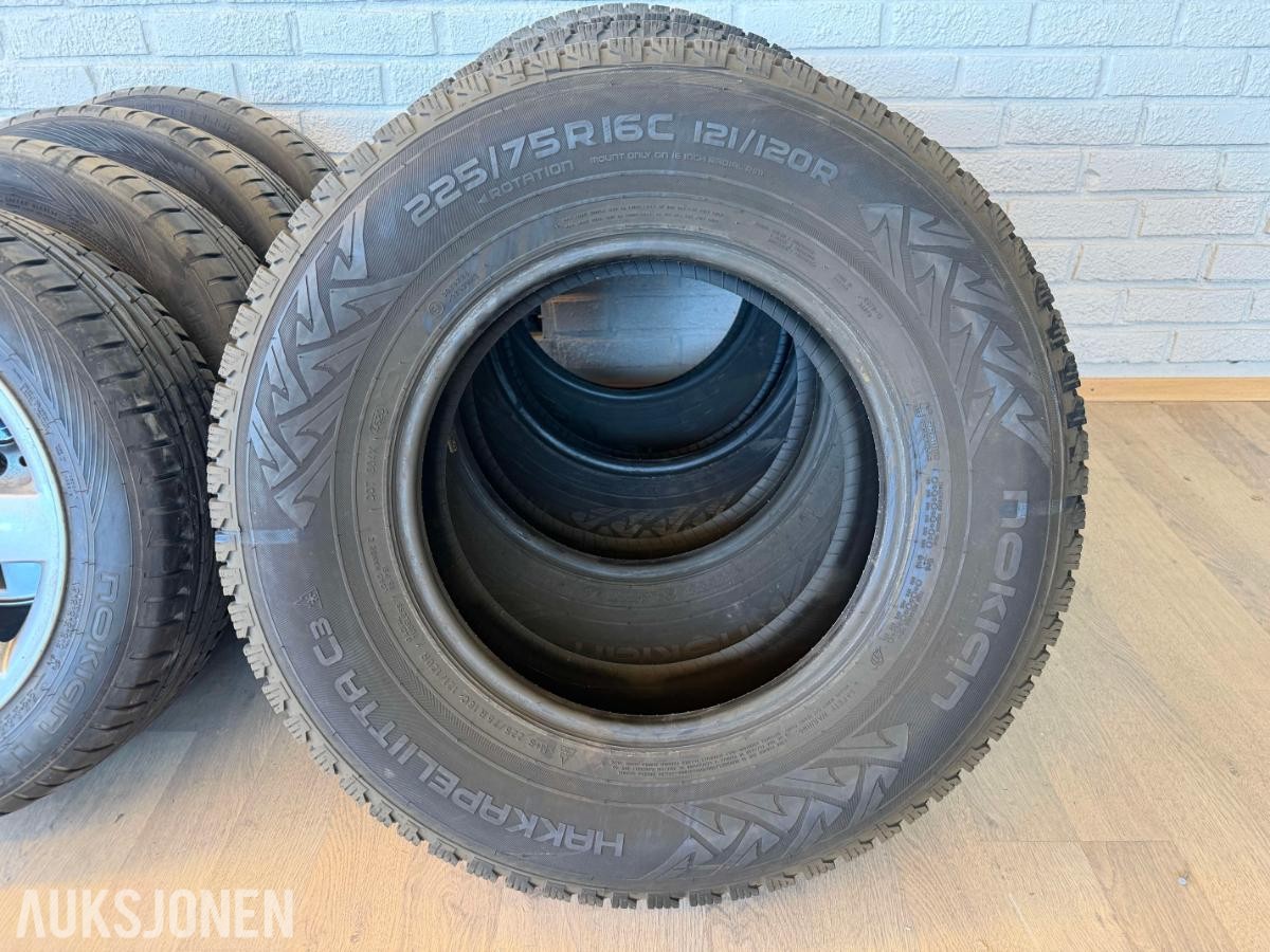 Komplett sett 16" sommerdekk med BMW-felg + sett 16" Nokian vinterdekk