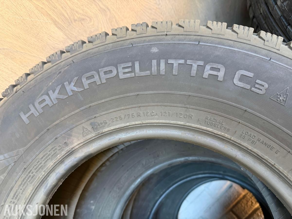 Komplett sett 16" sommerdekk med BMW-felg + sett 16" Nokian vinterdekk