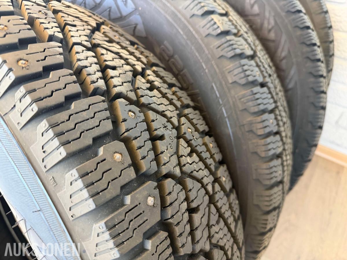 Komplett sett 16" sommerdekk med BMW-felg + sett 16" Nokian vinterdekk