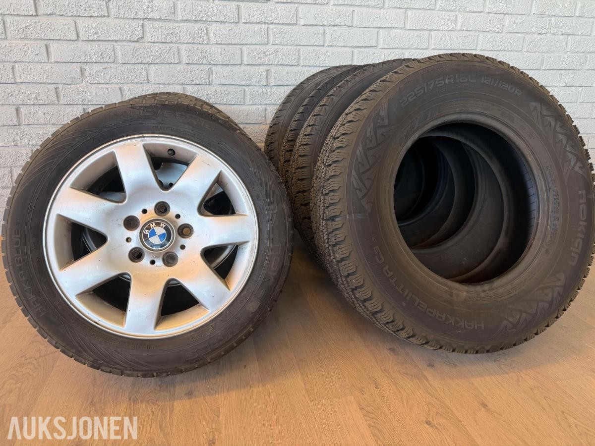 Komplett sett 16" sommerdekk med BMW-felg + sett 16" Nokian vinterdekk