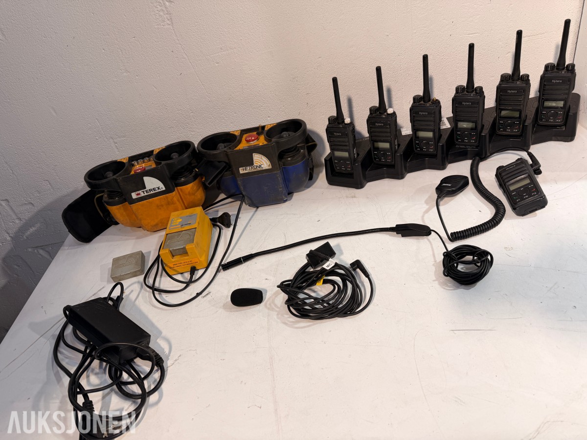Hytera DMR håndradioer m/ MCA08 ladestasjon + Hetronic Nova fjernkontroller