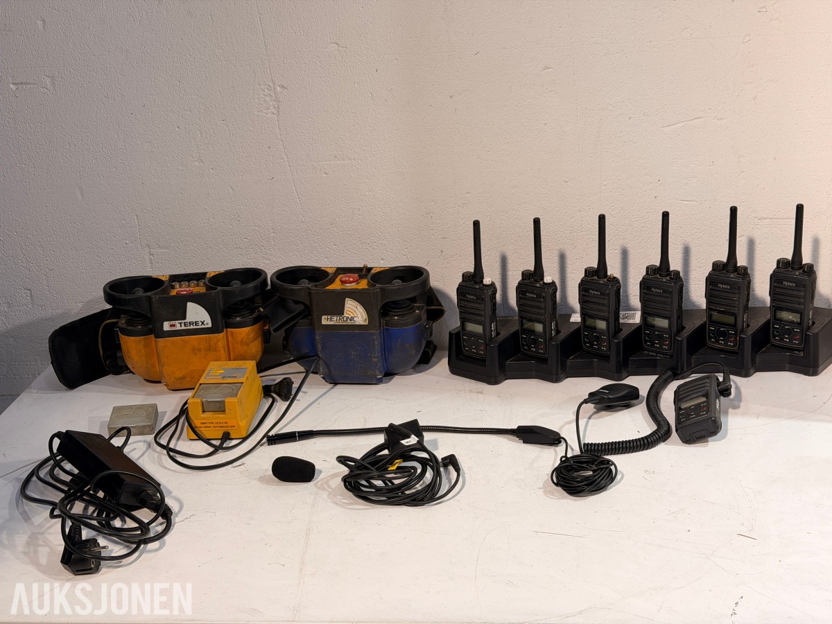 Hytera DMR håndradioer m/ MCA08 ladestasjon + Hetronic Nova fjernkontroller