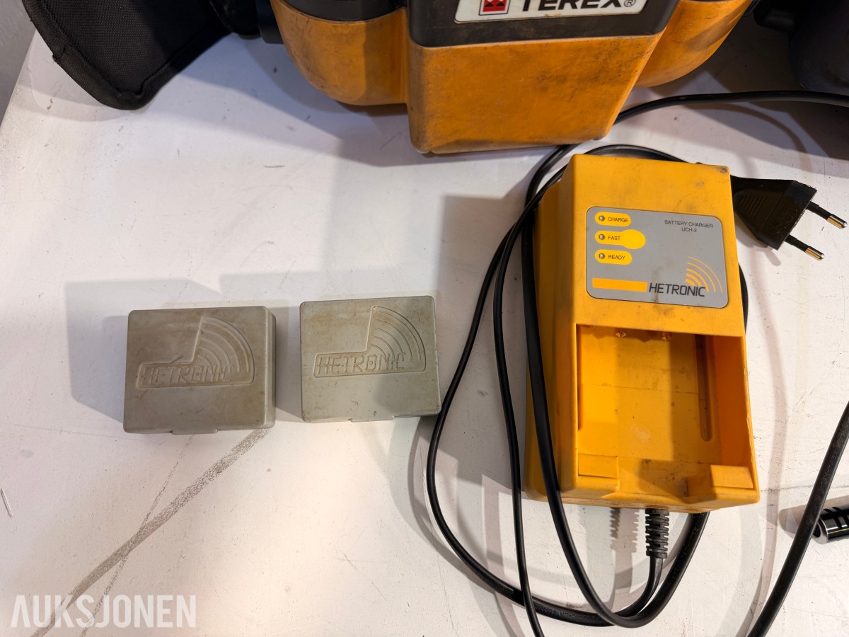 Hytera DMR håndradioer m/ MCA08 ladestasjon + Hetronic Nova fjernkontroller