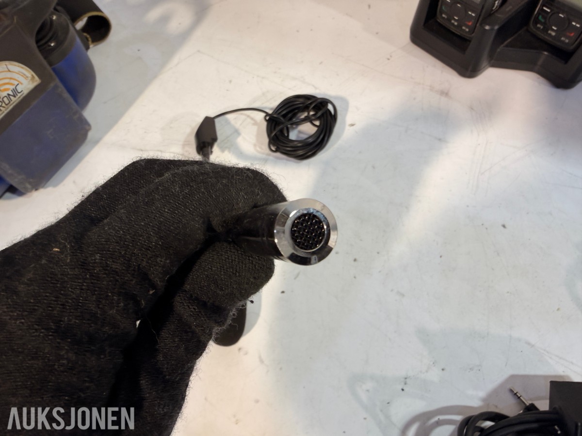 Hytera DMR håndradioer m/ MCA08 ladestasjon + Hetronic Nova fjernkontroller