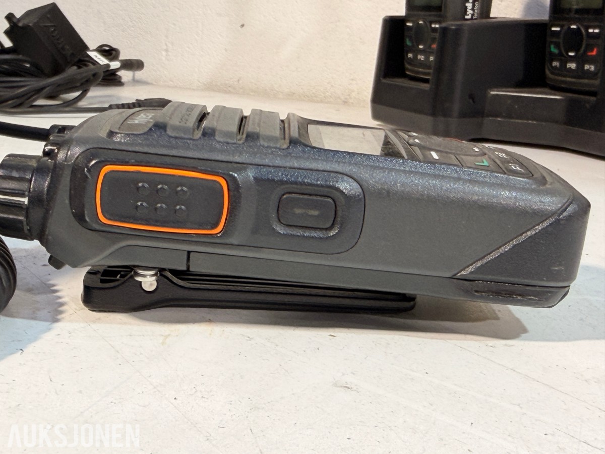 Hytera DMR håndradioer m/ MCA08 ladestasjon + Hetronic Nova fjernkontroller