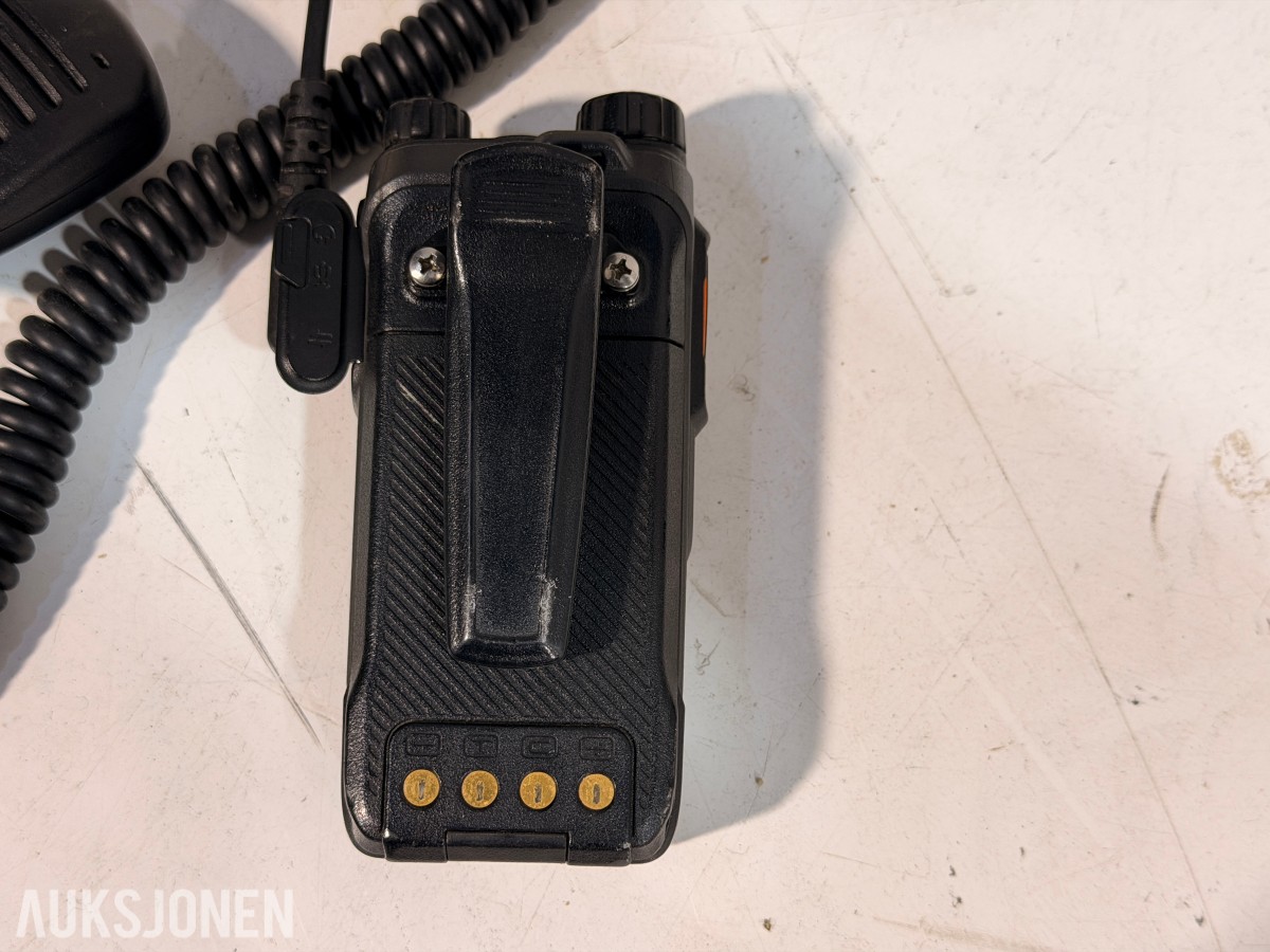 Hytera DMR håndradioer m/ MCA08 ladestasjon + Hetronic Nova fjernkontroller