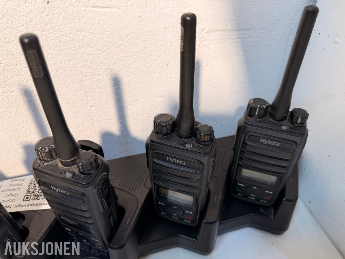 Hytera DMR håndradioer m/ MCA08 ladestasjon + Hetronic Nova fjernkontroller