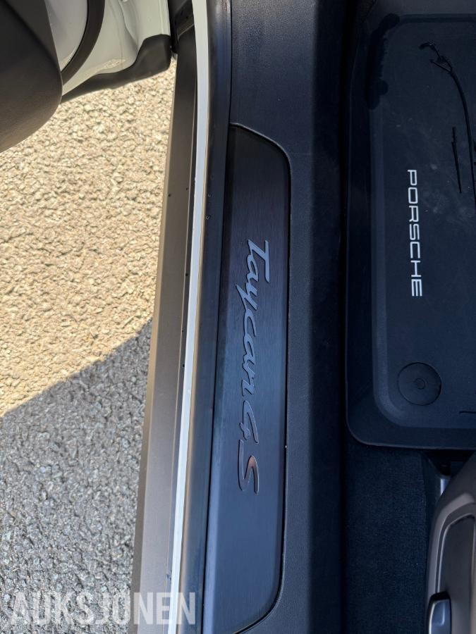 Vehicle image 32
