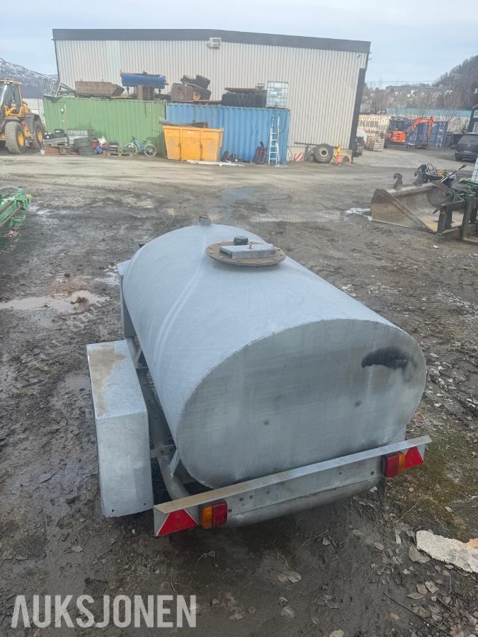 Diesel tilhenger i god stand, med nyere 12V pumpe.