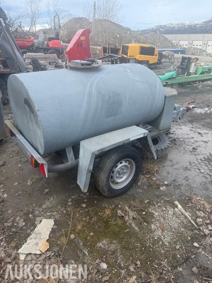 Diesel tilhenger i god stand, med nyere 12V pumpe.
