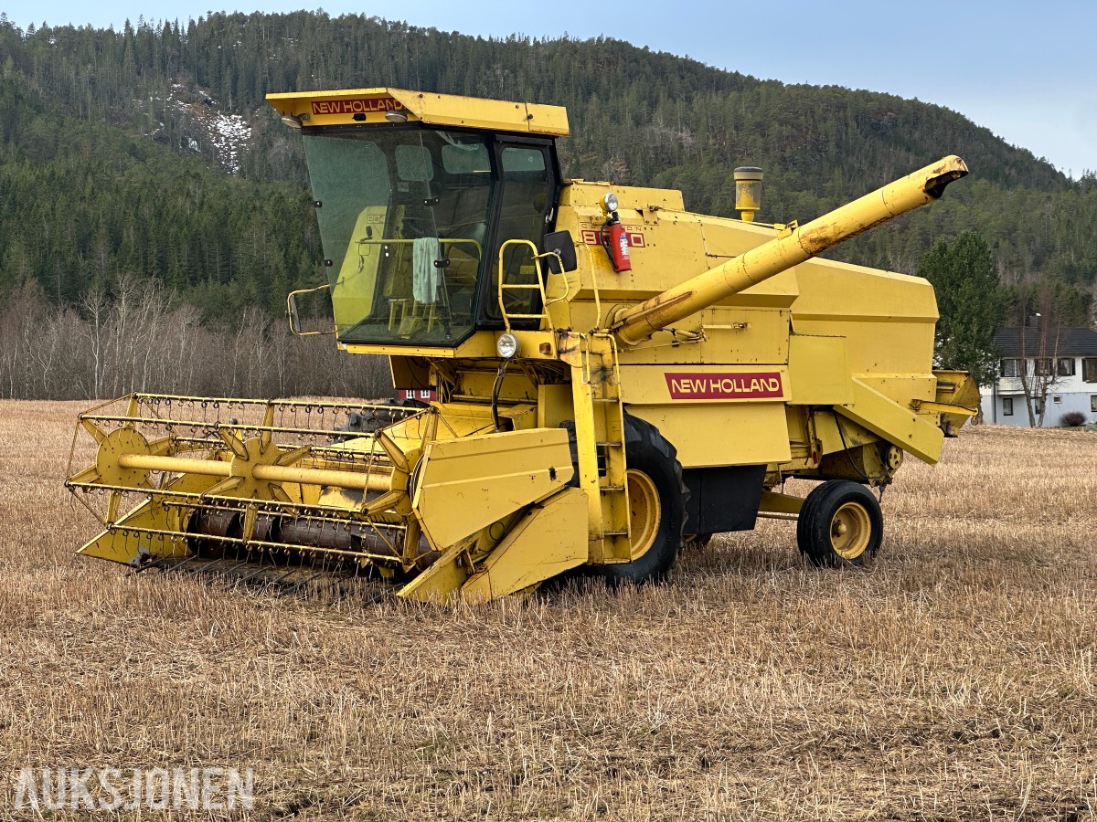 1983 New Holland 8040 Skurtresker – 12 fot skjærebord / halmkutter