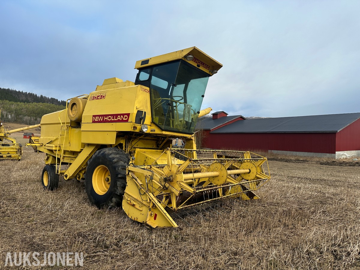 1983 New Holland 8040 Skurtresker – 12 fot skjærebord / halmkutter